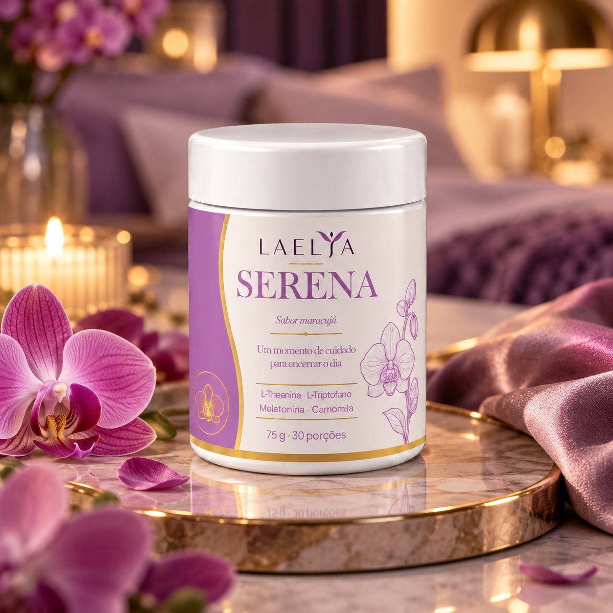 Pote de SERENA sobre uma bandeja dourada, com orquídeas e velas ao redor